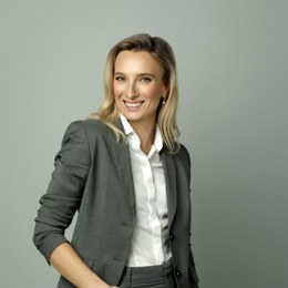 跑出经济发展加速度——访港南区委副书记、常务副区长张慧红