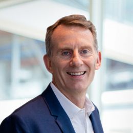 铂金与钯金价格变迁：从需求兴衰到金融博弈